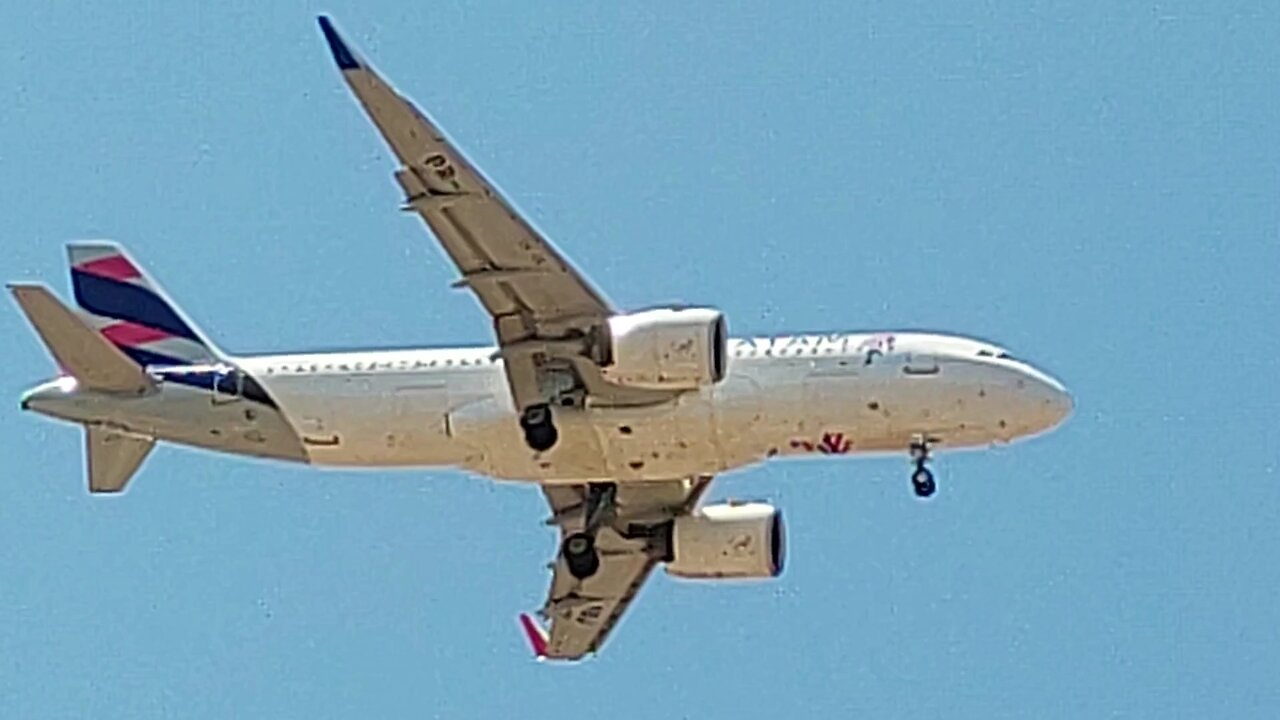 Airbus A320 PR-MHM coming from Recife and Airbus A320NEO PR-XBJ coming from São Paulo to Fortaleza