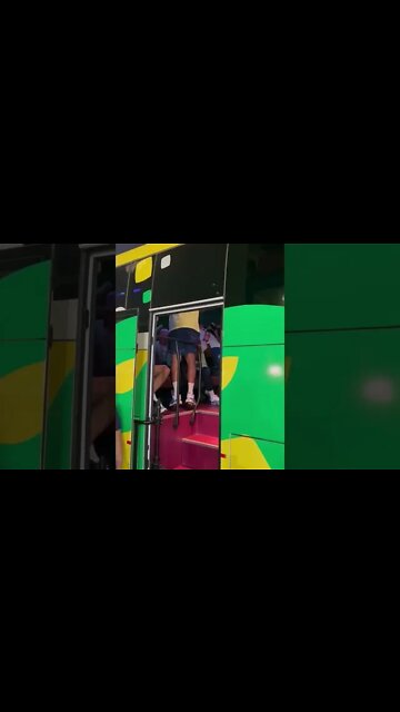 Jogadores do Brasil cantando no busão antes da partida contra a Suíça