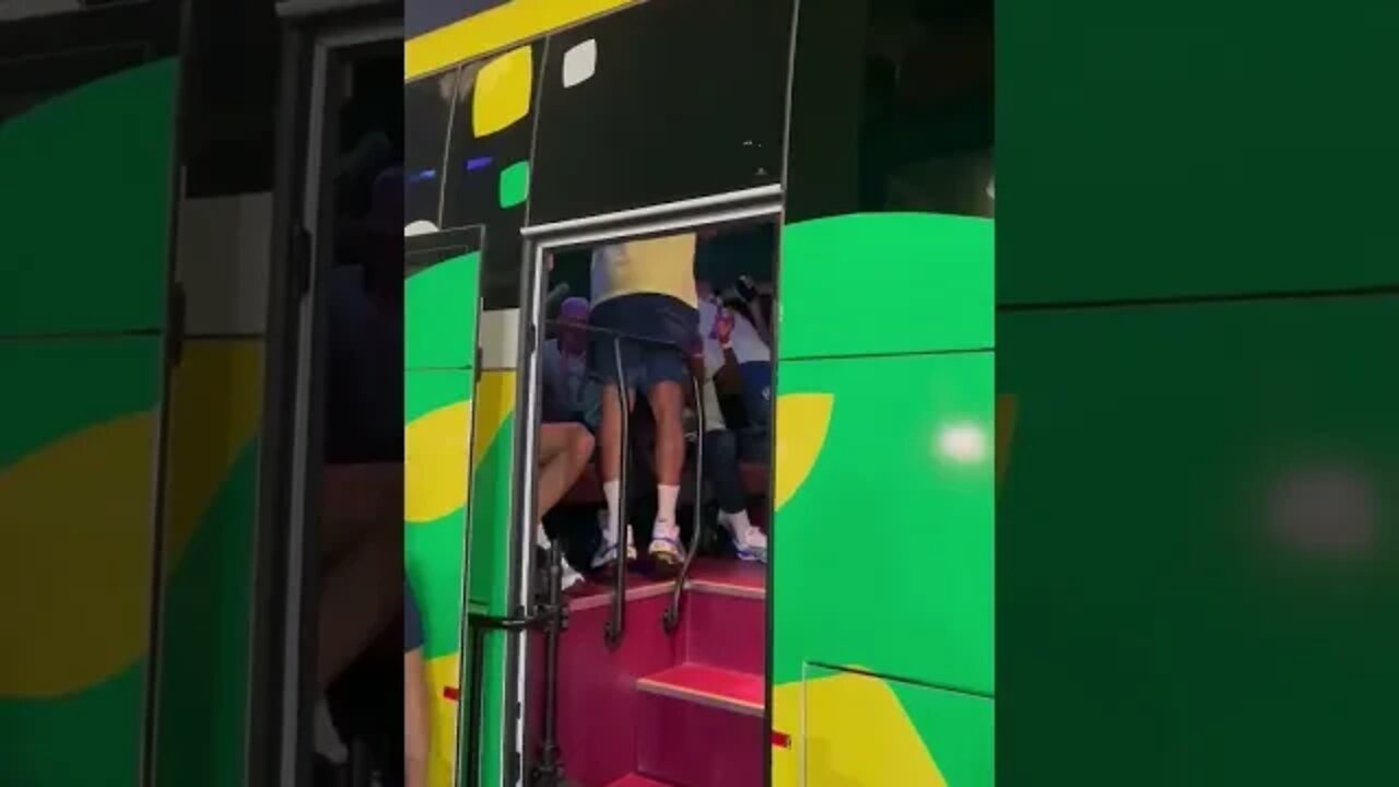 Jogadores do Brasil cantando no busão antes da partida contra a Suíça