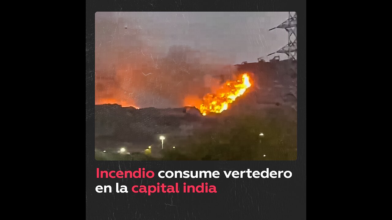 Incendio arrasa vertedero en Nueva Delhi, India