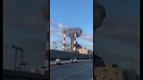 Míssil russo atingindo uma das centrais elétricas que abastece a cidade de Kiev…