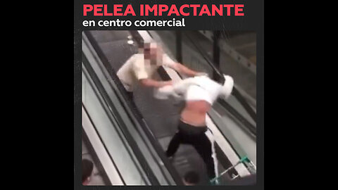 Impactante pelea en las escaleras mecánicas de un centro comercial