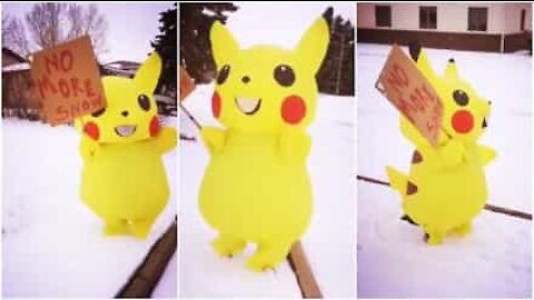 Si veste da Pikachu per protestare contro la neve