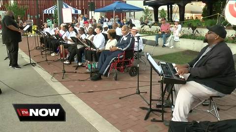 Milwaukee Alzheimer’s choir performs at Summerfest