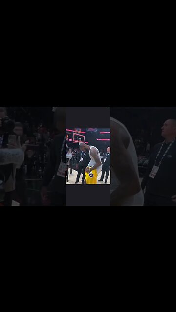 LeBron gives 2 chains His jersey #shorts #lebron #nba #views #views_viral_video_subscribers_grow