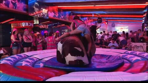 THESE GIRLS ENJOY Bull Riding challenge in Benidorm _Mechanical bull