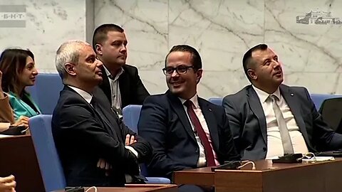 Кабинетът оцеля, очаквано вотът на недоверие не мина