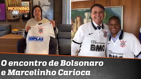 Virou casaca? Bolsonaro veste camisa do Corinthians dada por Marcelinho