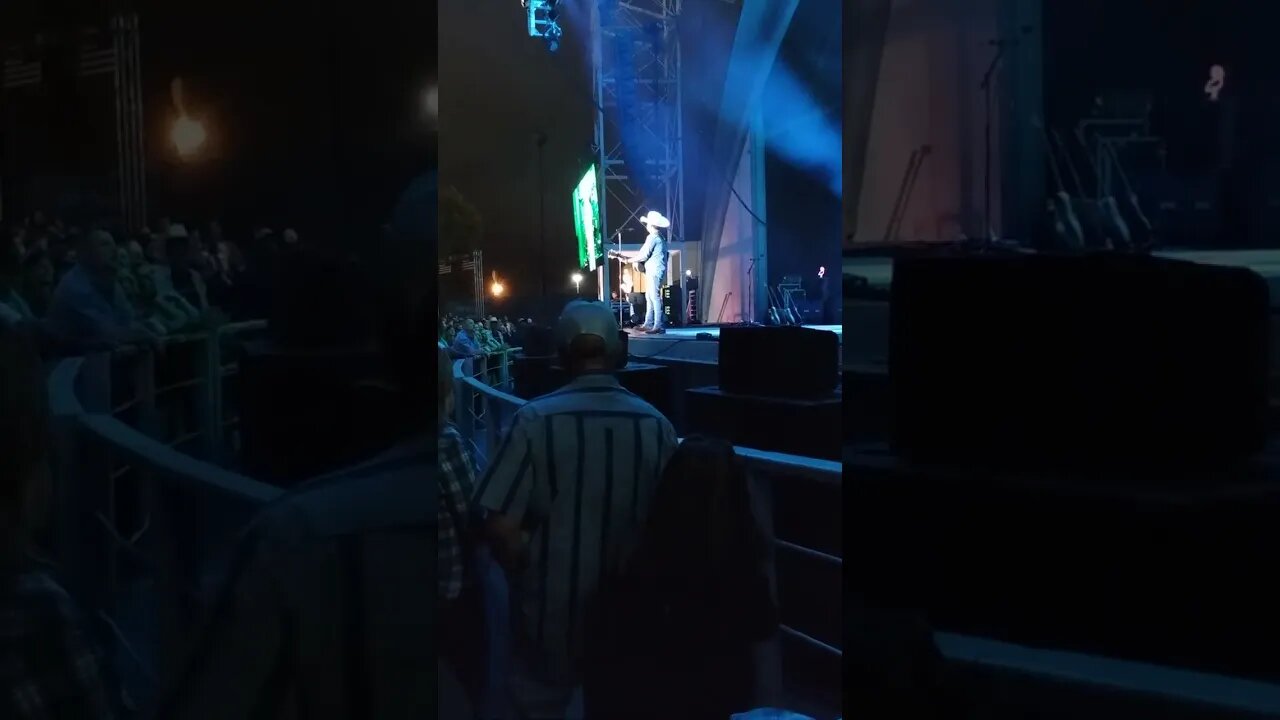 Justin Moore "Outlaws like me" acoustic solo