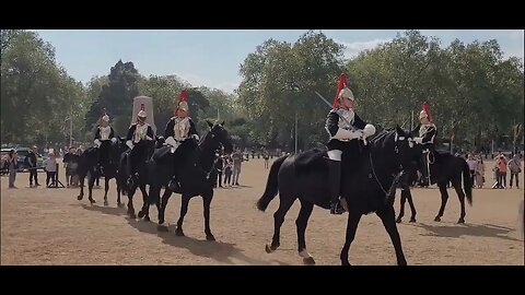 You don't normally see this at 4oclock blues and royals take over from the kings life Guards