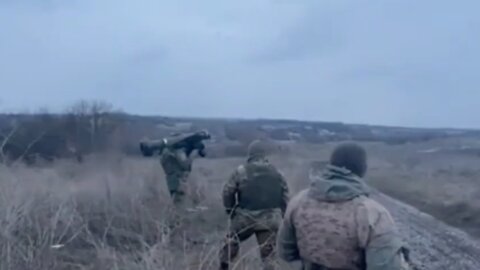 Ukrainian Troops Launch FGM-148 Javelin At Russian Vehicle