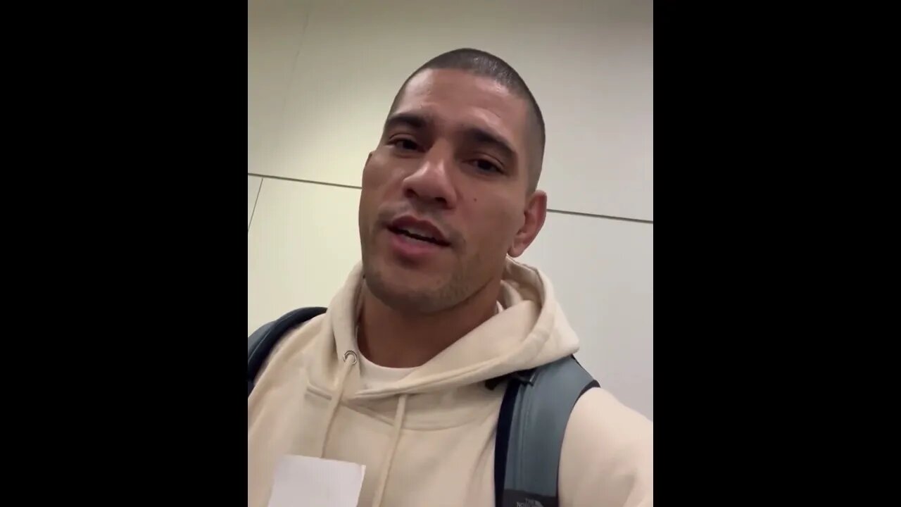 Alex Pereira runs into Israel Adesanya at the airport