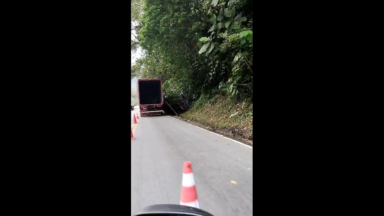 Caminhão de carvão tombado descendo a serra dona Francisca