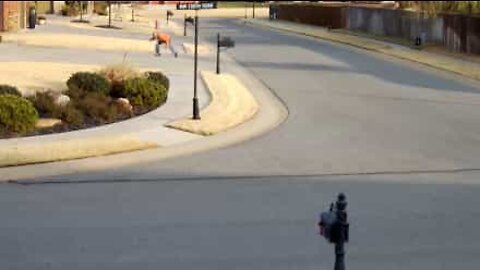 Postinkantajalle sattuu todella outo onnettomuus postia toimittaessa!