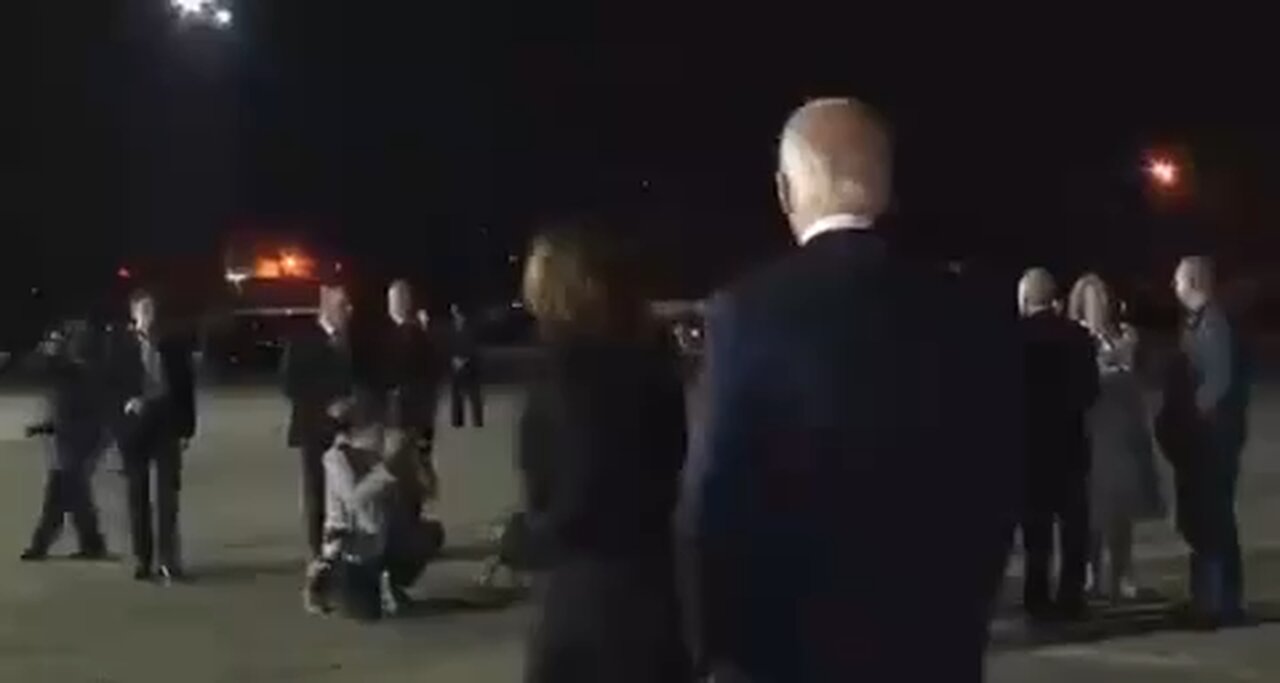βοΈ Biden Boards Wrong Plane While Kamala Watches π³πΆββοΈ