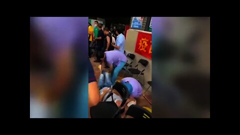 Man Collapses After Vaccination 打完疫苗突然暈倒