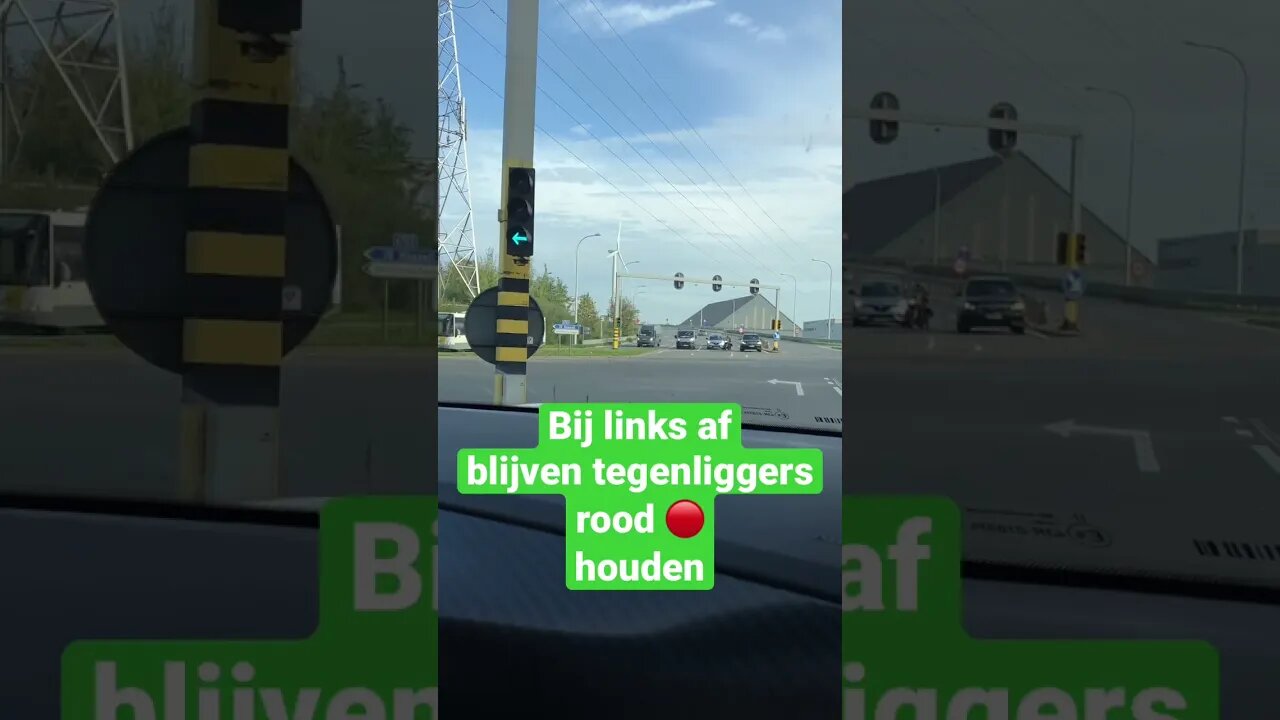 Link afslaan bij verkeerslichten in de vorm van een pijl.