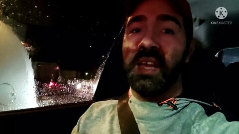 Mini provedor de internet atendendo cliente em dia chuva