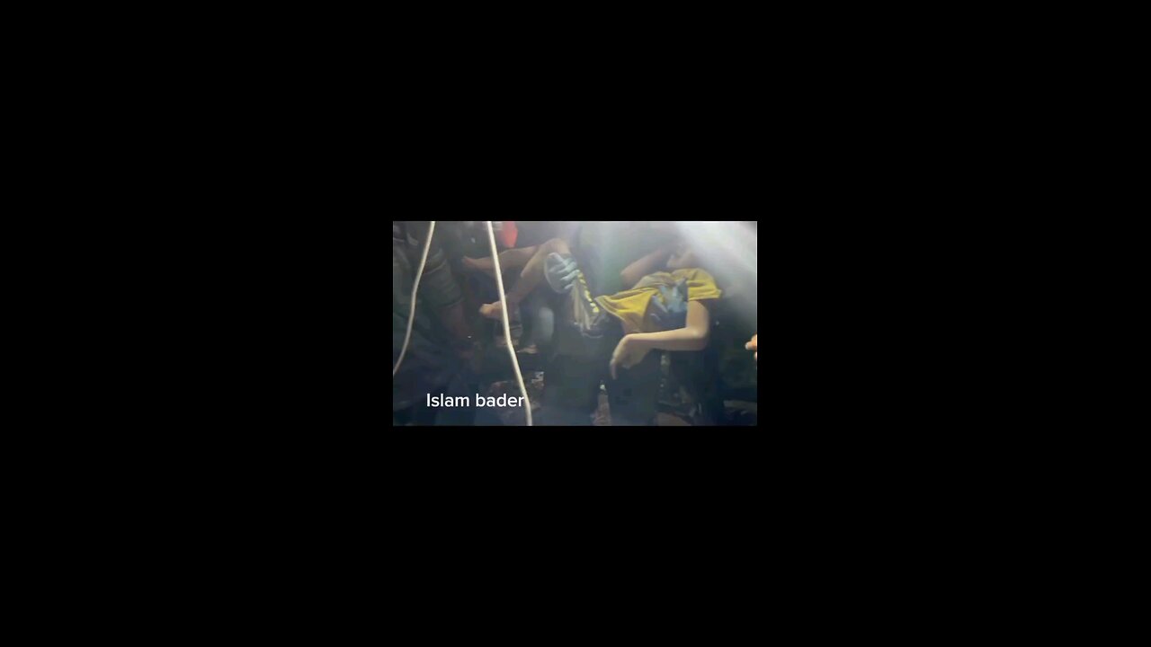 انتشال طفل من تحت ركام منزل لعائلة الخطيب في تل الزعتر بمخيم جباليا شمال غزة