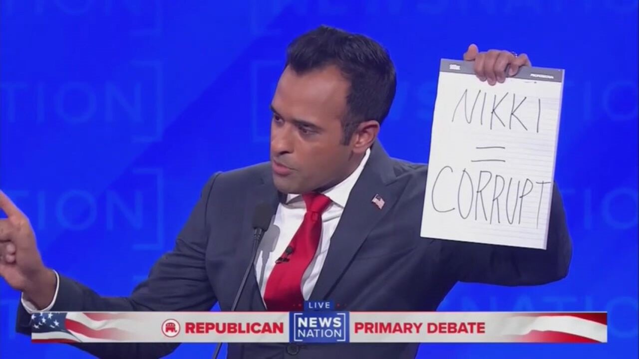 Ramaswamy Holds Up Note Calling Haley Corrupt: 'Two X Chromosomes Don't Immunize You From Criticism'