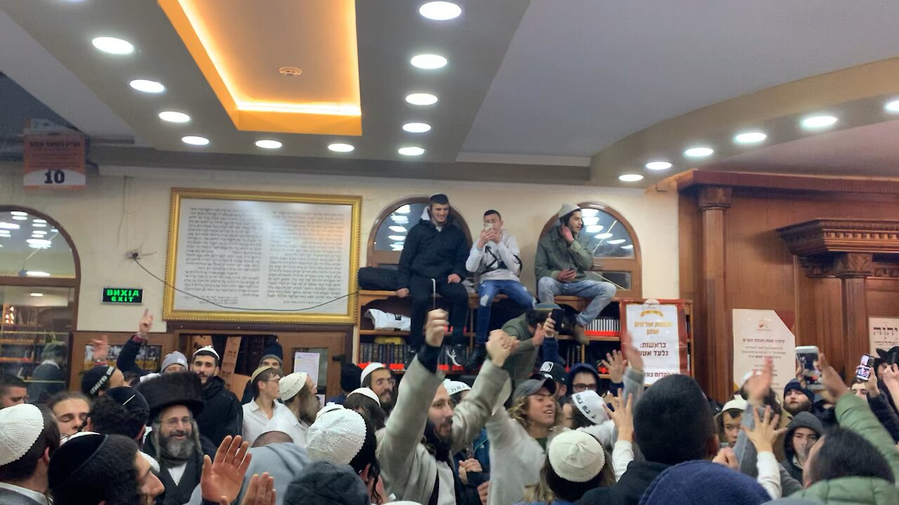 Dancing in uman by rabbi nachman breslev !!