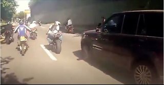 Motor gang in a fight with Range rover