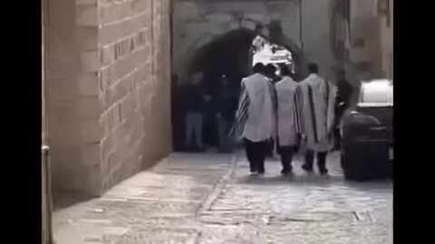 Muslims Attaching Jews Walking in Jerusalem to Pray