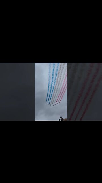 red arrows over Buckingham Palace