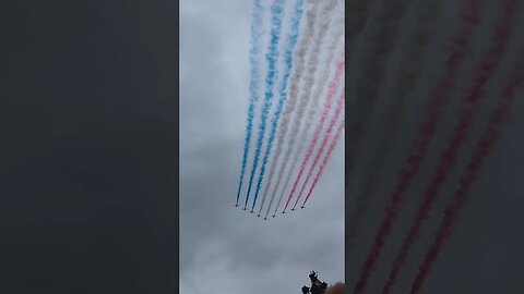 red arrows over Buckingham Palace