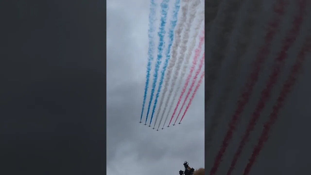 red arrows over Buckingham Palace