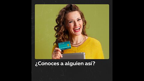 Una joven muestra los productos que su amiga compra de forma compulsiva