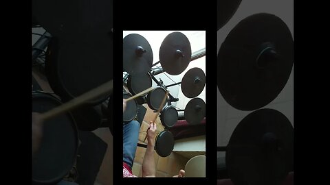 R hand leads whilst L hand HAT, into Double Kick and Fumbling around for various Groove action