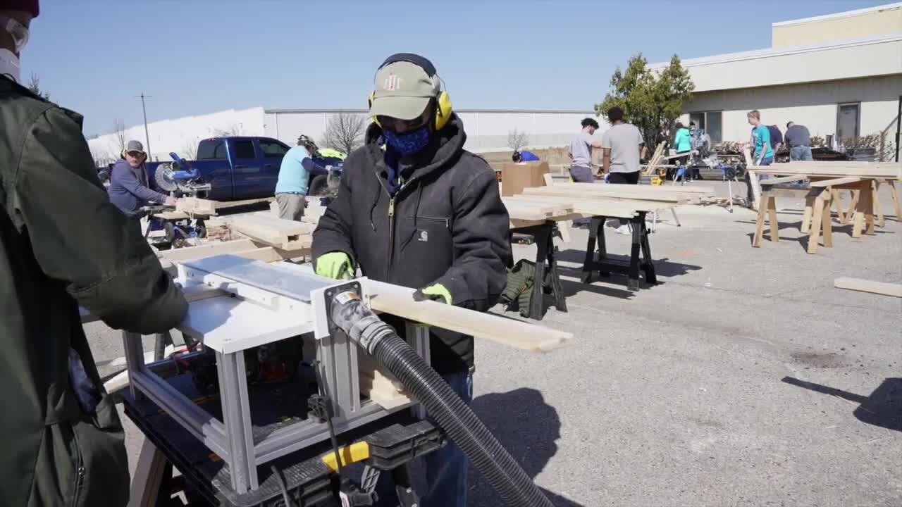Lansing's Sleep in Heavenly Peace breaks their record for most beds built in a day