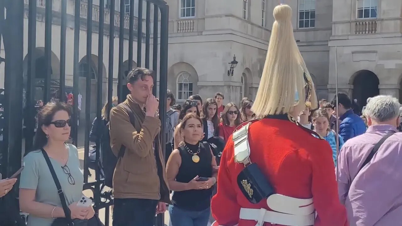 THIS KINGS GUARD IS STOPPING FOR NO ONE TOURIST STUMBLES OUT OF HIS WAY #horseguardsparade