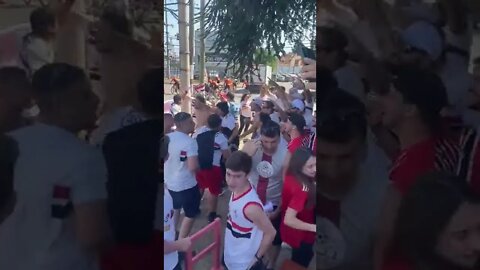 Torcida do São Paulo cantando em Córdoba antes da final da Sulmericana