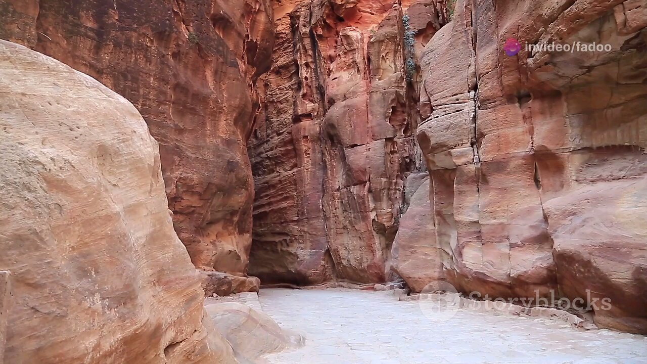 Discovering the Ancient Wonders of Petra, Jordan