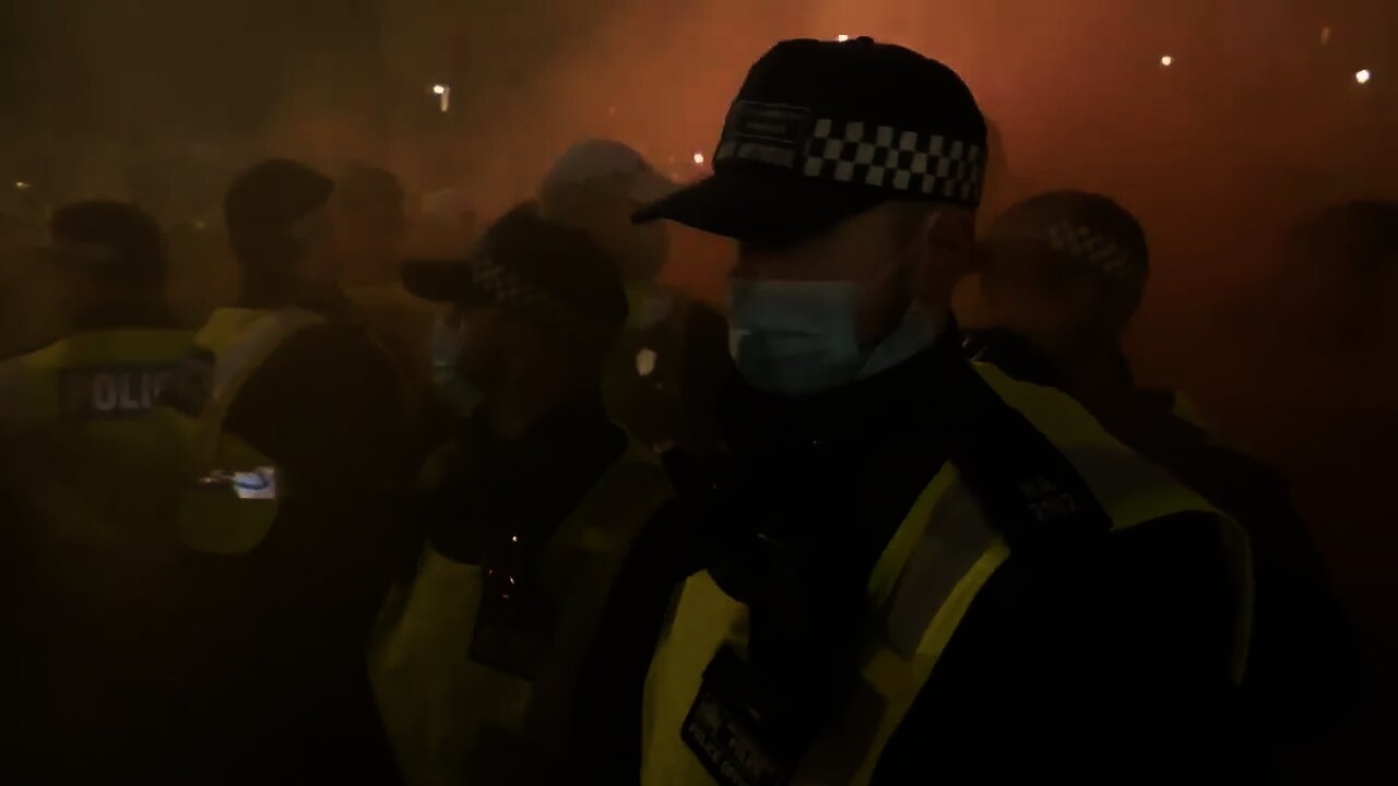 Politie agent krijgt een fles in zijn gezicht en dat was het startsein voor meer