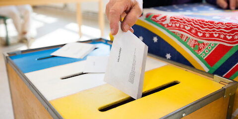 Något är konstigt med väljaropinionen? Varför?