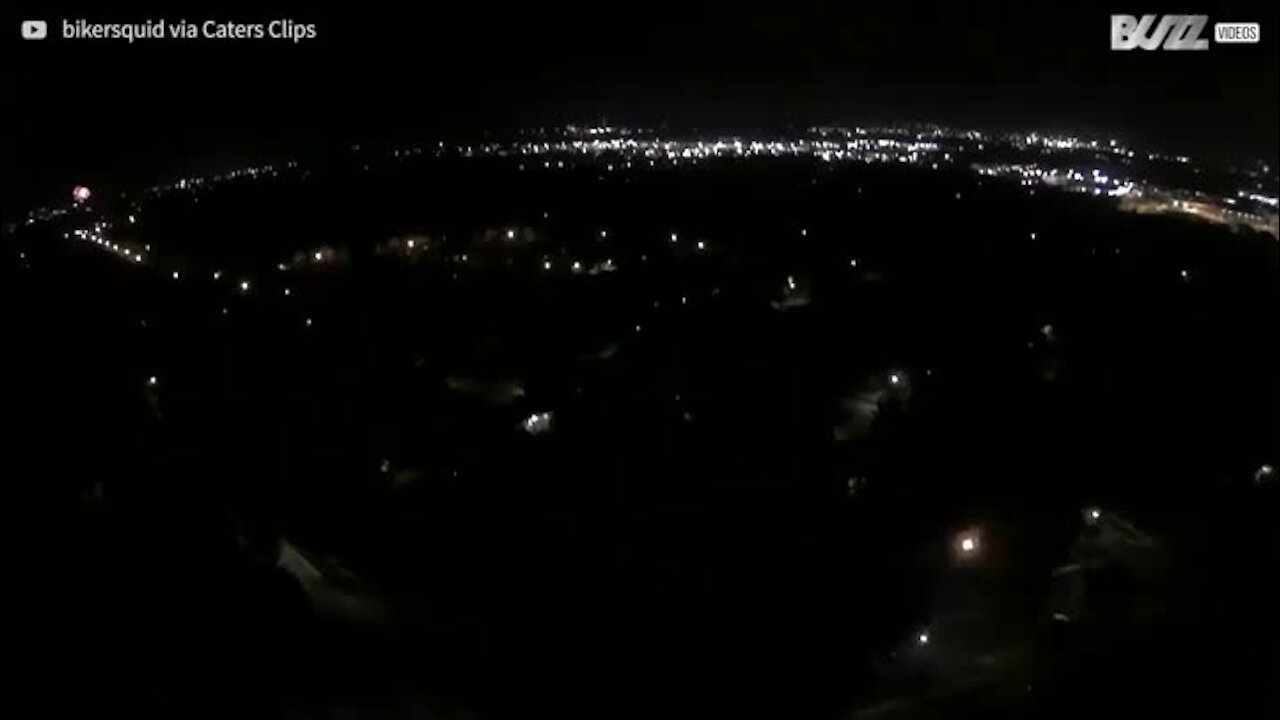 Un drone filme en plein cœur d'un feu d'artifice