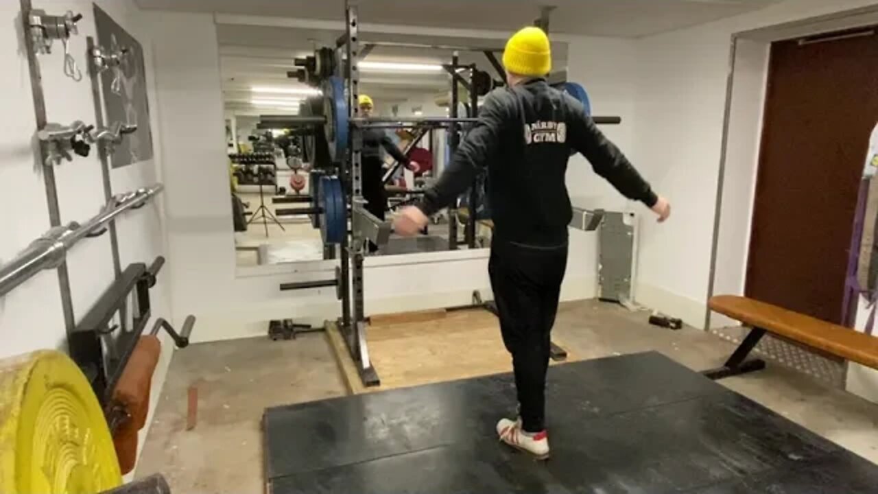 WORKOUT #1: SQUATS & CHINUPS