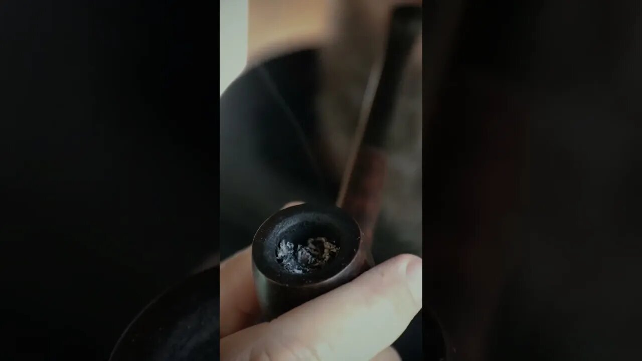 Relax for 1min with a classic tobacco pipe.