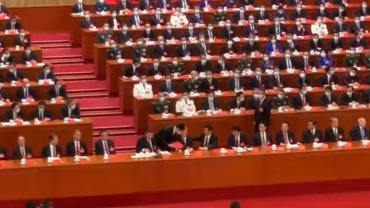 China: Xi just had his predecessor Hu Jintao hauled out of CCP summit on live TV 👀