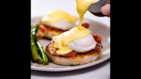 The Easiest Tastiest Hollandaise Sauce for your Eggs!