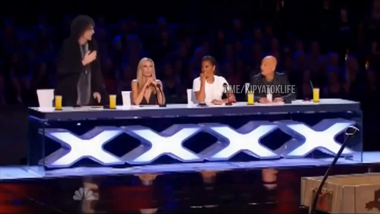 Pig raises Ukrainian flag on America's Got Talent