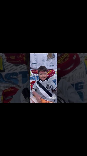 Menino Gui feliz com a vitória do Vasco