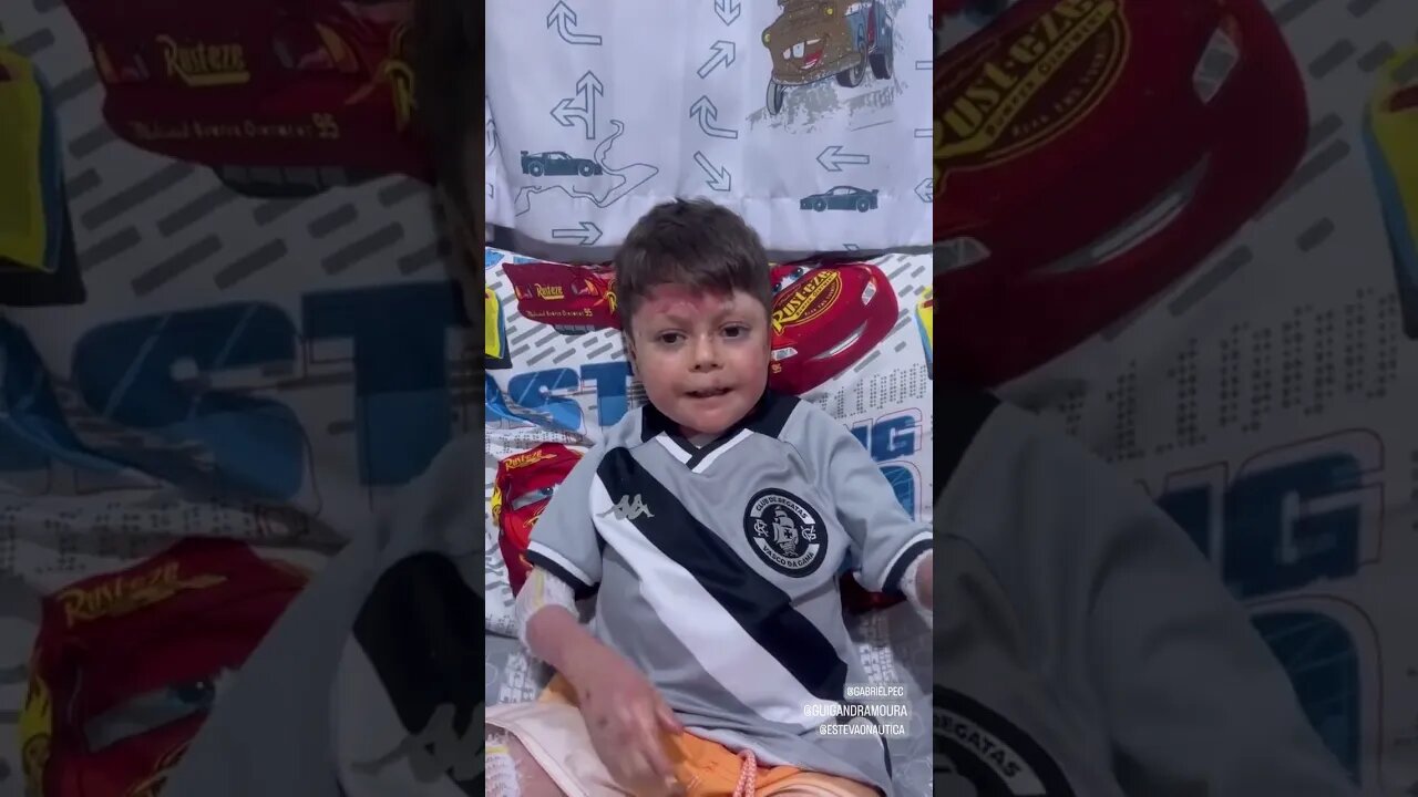 Menino Gui feliz com a vitória do Vasco