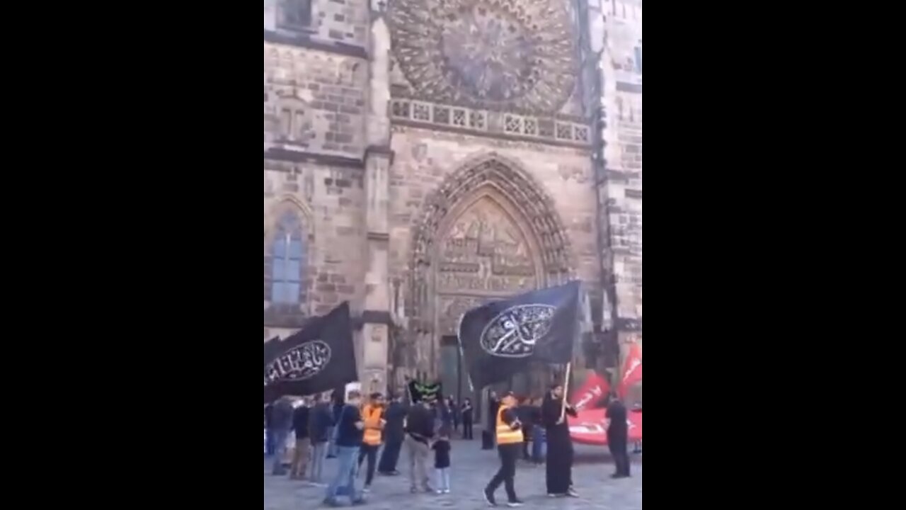 ISLAMIST-FLY JIHAD-FLAG🥷🏴⛪️IN FRONT OF NUREMBERG CATHEDRAL GERMANY🇩🇪⛪️🥷🏴💫