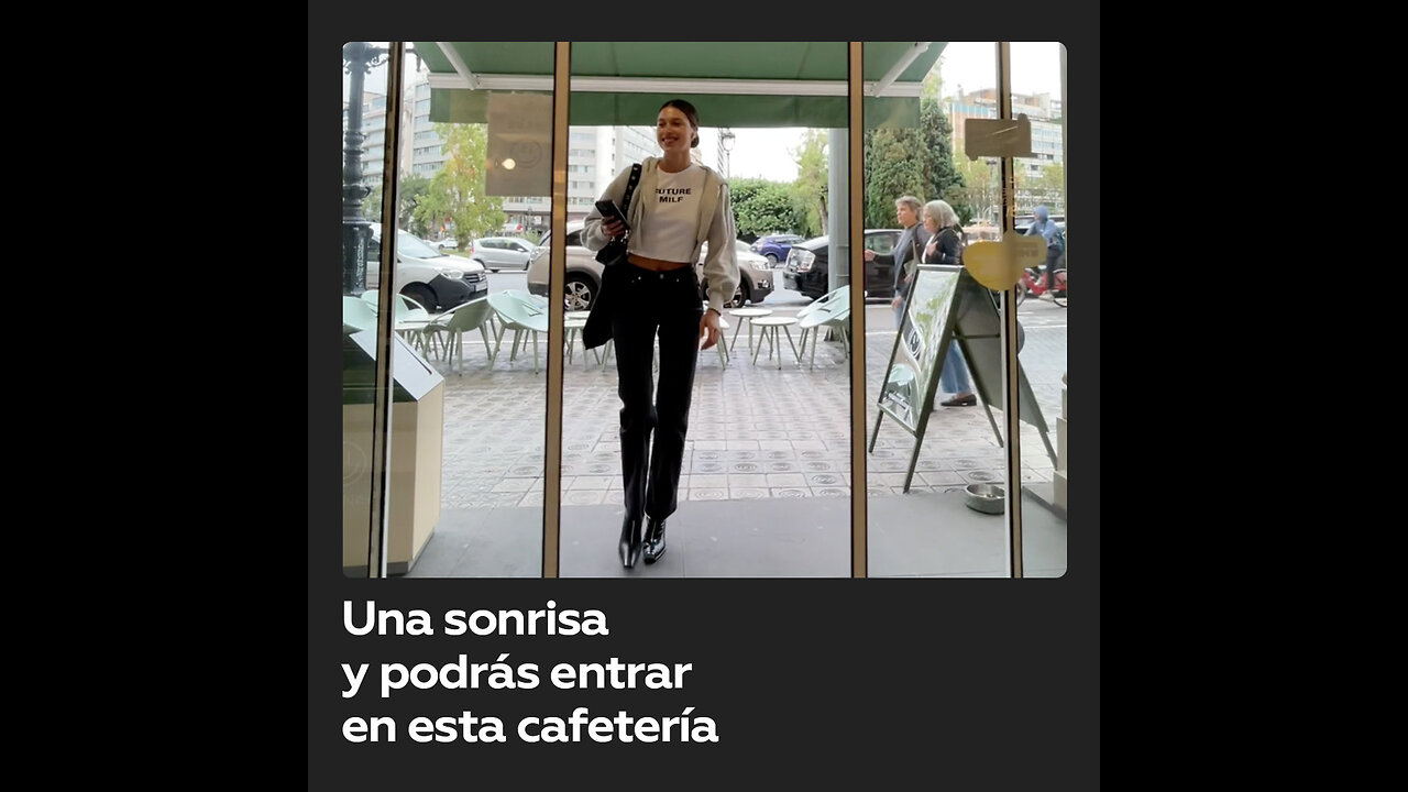 “Sonríe para entrar”: anuncio insólito en la puerta de una cafetería