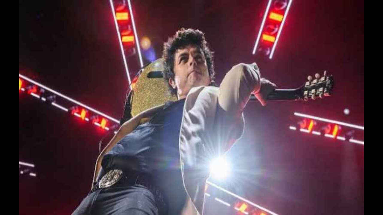 Green Day Rocker Billie Joe Armstrong Renouncing His Citizenship Over Roe Reversal: ‘F**k America’