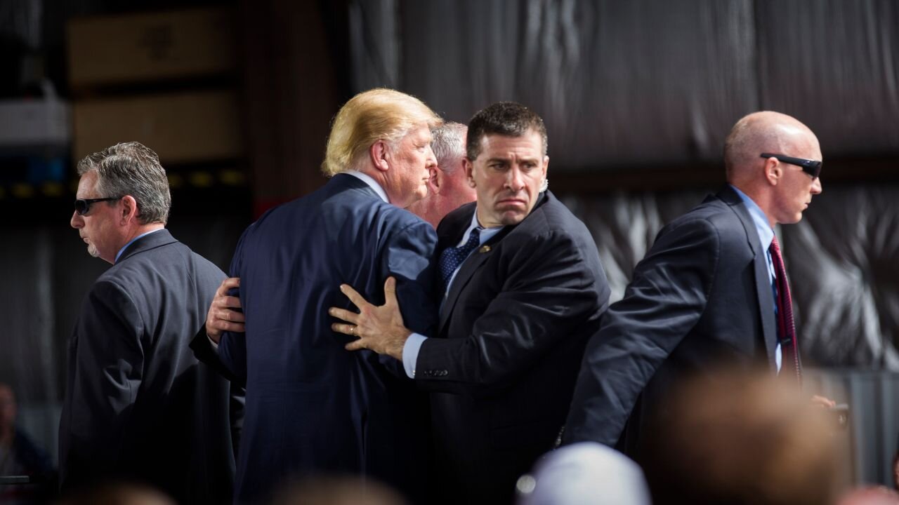 BREAKING: Secret Service Agent Guarding Trump Caught In Horrifying Act